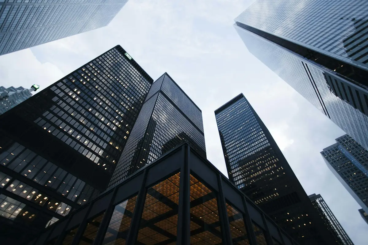 Fachadas de edificios de oficinas vistas desde abajo